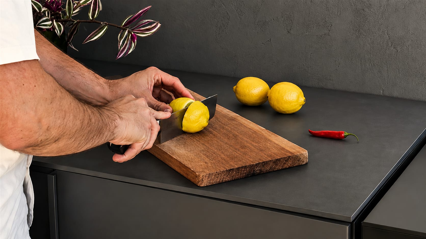 Preparando ingredientes sobre la cubierta de porcelanato